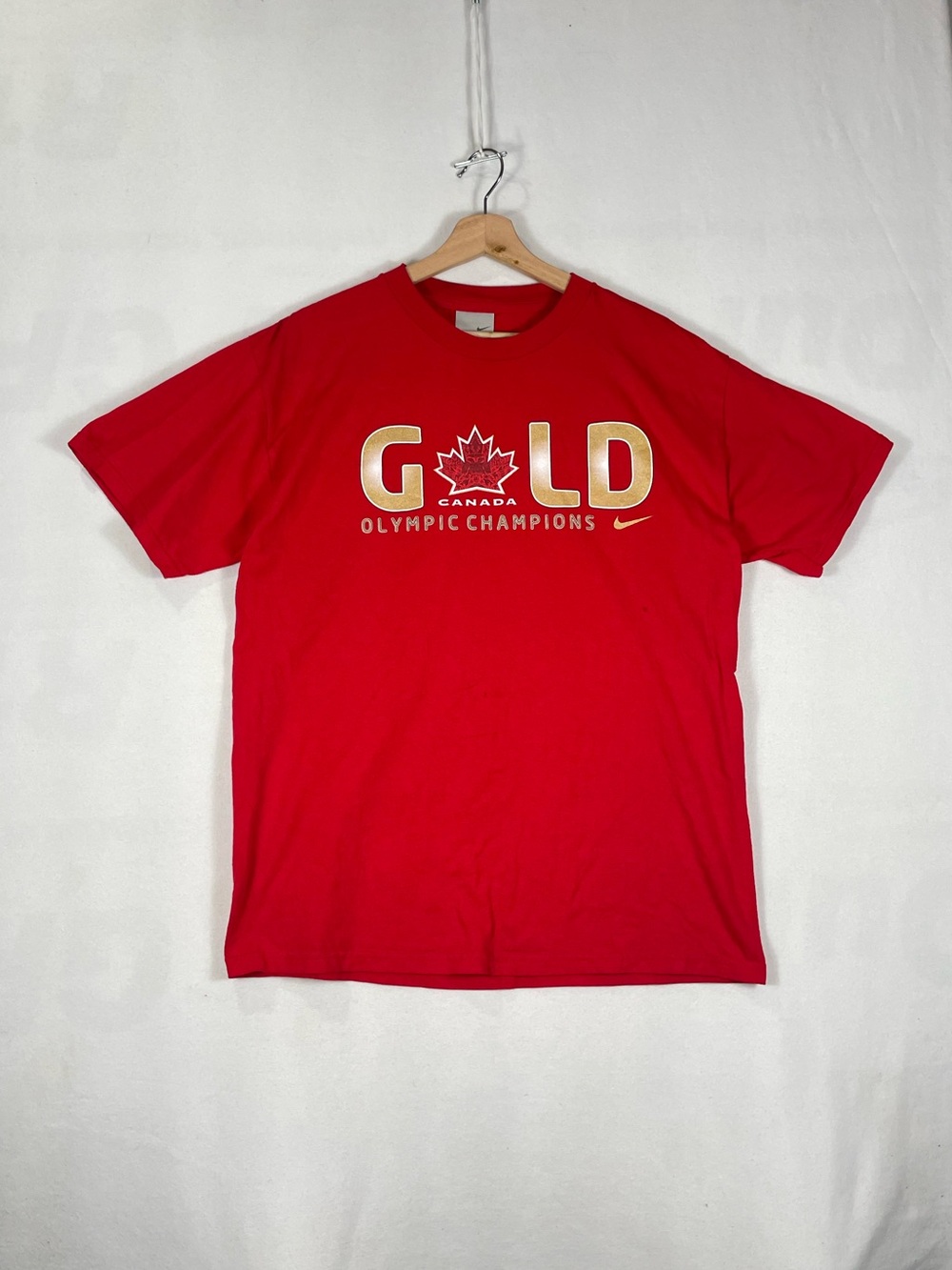 Nike Olympic Vancouver 2010 Gold Champions Hockey Canada Red T shirt Sz L